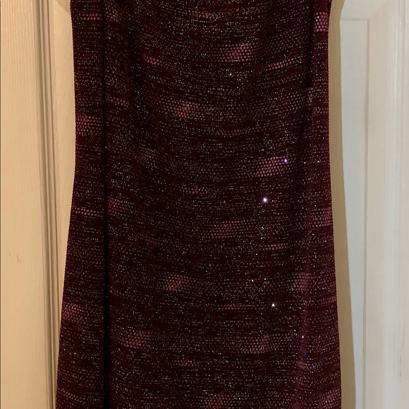 Sparkling maroon colored form fitting dress. - Picture 1 of 4